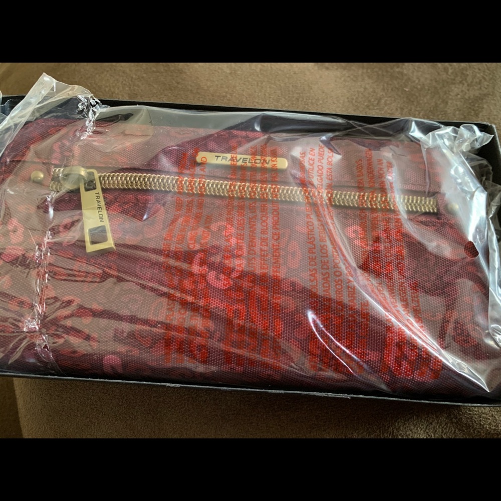 Travelon RFID blocking wallet - Picture 1 of 3